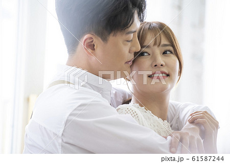 カップル 夫婦 抱擁 61587244