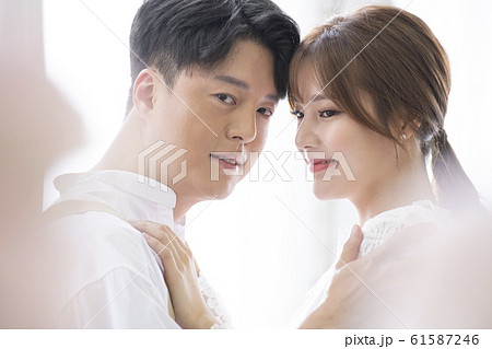 カップル 恋人 夫婦 61587246