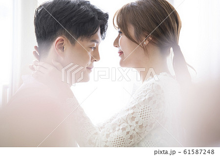 カップル 恋人 夫婦 61587248