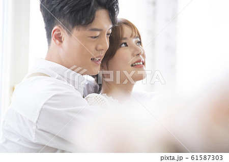 カップル 夫婦 笑顔 61587303