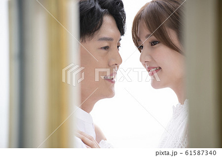 カップル 恋人 夫婦 61587340