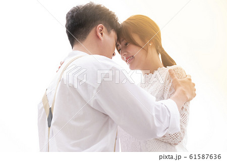 カップル 夫婦 笑顔 61587636