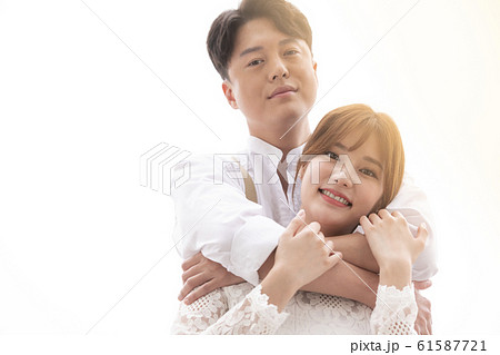 カップル 夫婦 抱擁 61587721