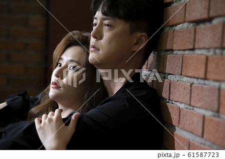 カップル 夫婦 バックハグ 61587723