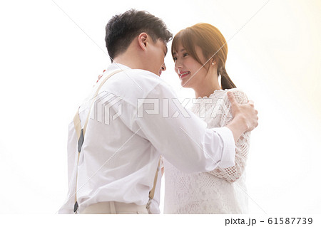 カップル 恋人 夫婦 61587739
