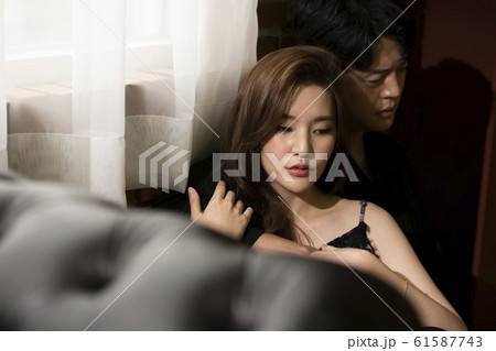 カップル 恋人 夫婦 61587743