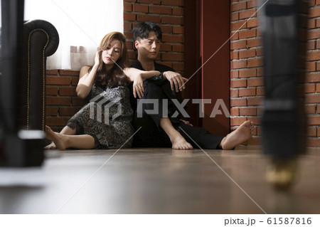 カップル 恋人 夫婦 61587816