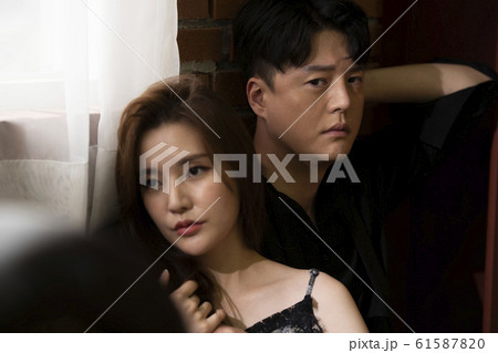 カップル 恋人 夫婦 61587820