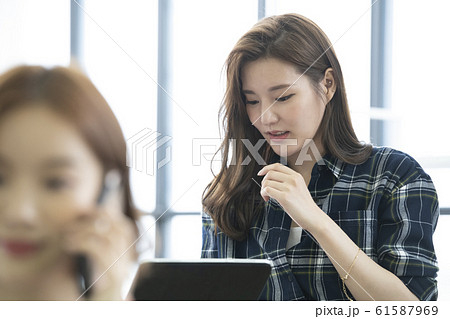 若い女性 20代 学生 61587969