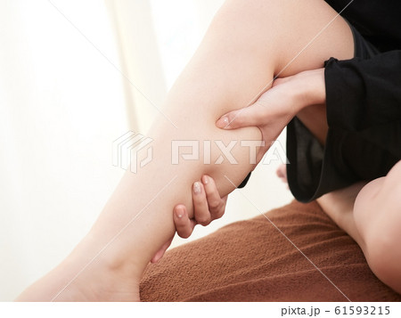 女性のセルフストレッチ・マッサージ 61593215