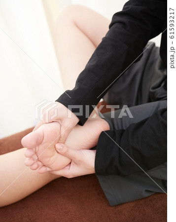 女性のセルフストレッチ・マッサージ 女性のセルフストレッチ・マッサージ 61593217