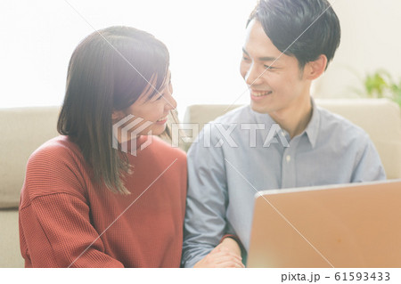 若い夫婦(パソコン、リビング、住まい、インターネット 若い夫婦(パソコン、リビング、住まい、インターネット 61593433