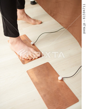エレクトロハンドの電極を踏むイメージ	 61594711