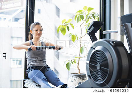 ローイングマシンでトレーニングする女性 61595056