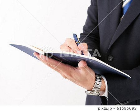 ビジネスイメージ・ノートをとる男性	 61595695