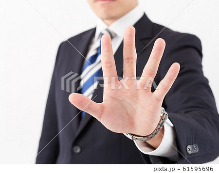 ビジネスイメージ・ストップサインをする男性	 61595696