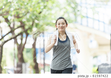 ランニングする２０代女性 61597422