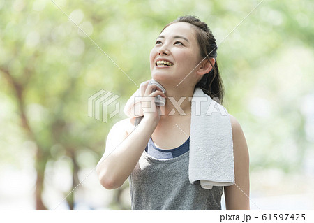 ランニングする２０代女性 61597425