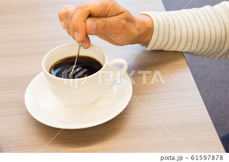 コーヒーをかき混ぜる 61597878