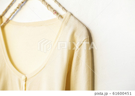 白バックとハンガーにかけた白のカーディガンの肩や襟のクローズアップ 61600451