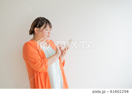 ぽっちゃりした女性　白バック 61602298