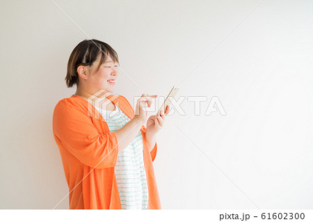 ぽっちゃりした女性　白バック 61602300