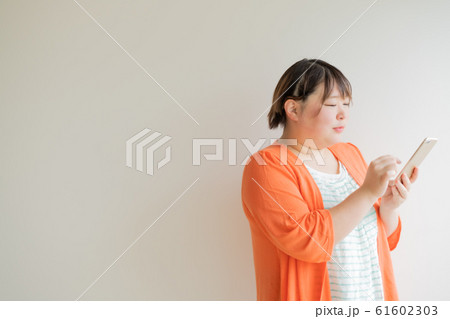 ぽっちゃりした女性 白バックの写真素材