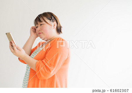 ぽっちゃりした女性 白バックの写真素材