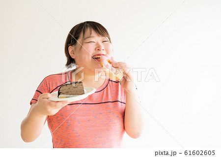 糖質をとる女性 61602605