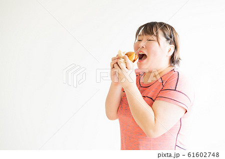 ハンバーガーを食べる女性 61602748