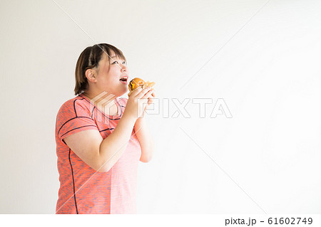 ハンバーガーを食べる女性 ハンバーガーを食べる女性 61602749
