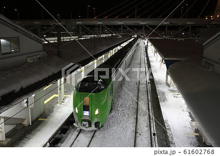 青森駅に停車中のスーパー白鳥号 61602768