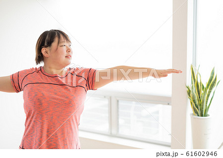 ヨガ 若い女性 ダイエット ヨガ 若い女性 ダイエット 61602946