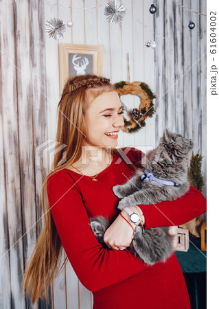 Little girl with cat Little girl with cat 61604002