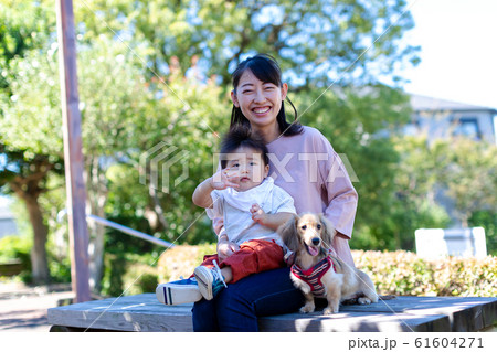 公園で遊ぶ親子と愛犬 公園で遊ぶ親子と愛犬 61604271
