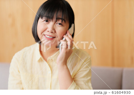シニア　スマホ　笑顔 61604930