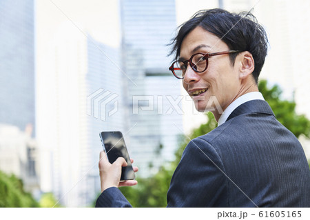 若いビジネスマン 若いビジネスマン 61605165