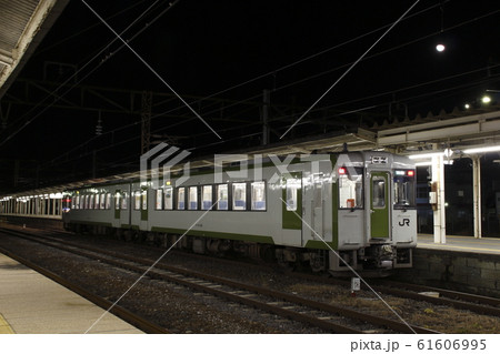黒磯駅に停車中の東北本線キハ110（黒磯⇔新白河） 61606995