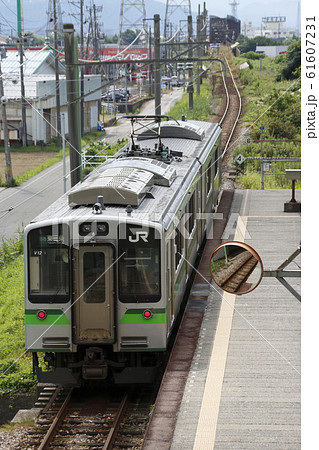 燕三条駅を出発する弥彦線E127系 燕三条駅を出発する弥彦線E127系 61607231