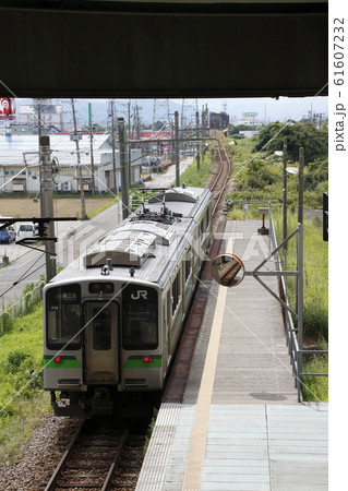 燕三条駅を出発する弥彦線E127系 燕三条駅を出発する弥彦線E127系 61607232