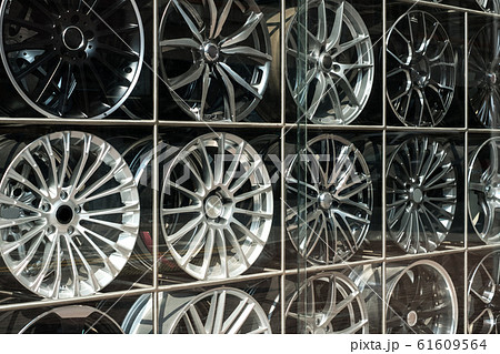 Car rims in shopping window display - Car rims in shopping window display - 61609564
