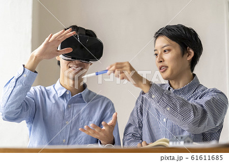 VRゴーグルで5G最新技術を3D体験し建築設計に取り入れる男性二人 VRゴーグルで5G最新技術を3D体験し建築設計に取り入れる男性二人 61611685