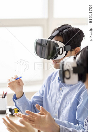 VRゴーグルで5G最新技術を3D体験しビジネスに取り入れる男性二人 VRゴーグルで5G最新技術を3D体験しビジネスに取り入れる男性二人 61611734