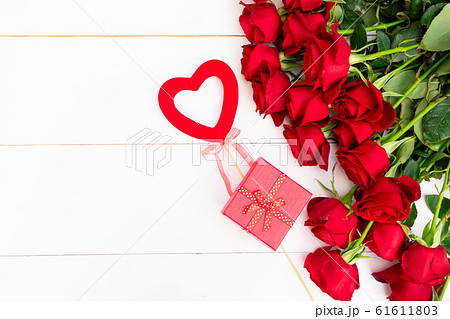 Red blooming roses on wood 61611803