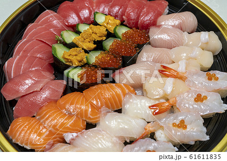 [料理]寿司の盛り合わせ 61611835