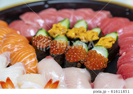 [料理]寿司の盛り合わせ 61611851