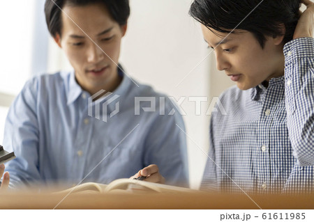 新制度で試験対策を講じる大学で試験対策講座を学生に講義する一級建築士 61611985