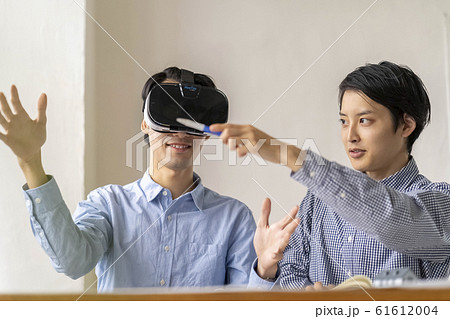 VRゴーグルで5G最新技術を3D体験し建築設計に取り入れる男性二人 VRゴーグルで5G最新技術を3D体験し建築設計に取り入れる男性二人 61612004