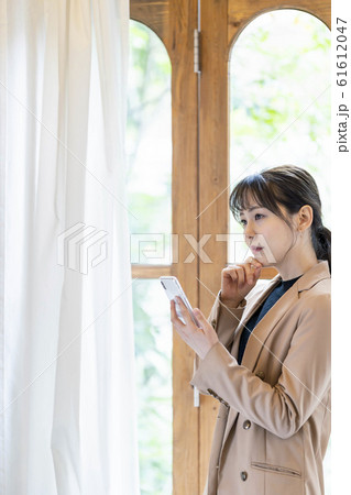 若い女性ライフスタイル（スマートフォン） 61612047