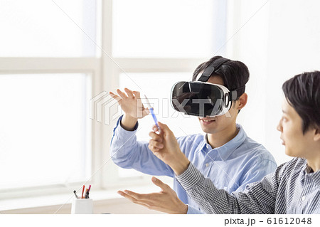 VRゴーグルで5G最新技術を3D体験し建築設計に取り入れる男性二人 VRゴーグルで5G最新技術を3D体験し建築設計に取り入れる男性二人 61612048